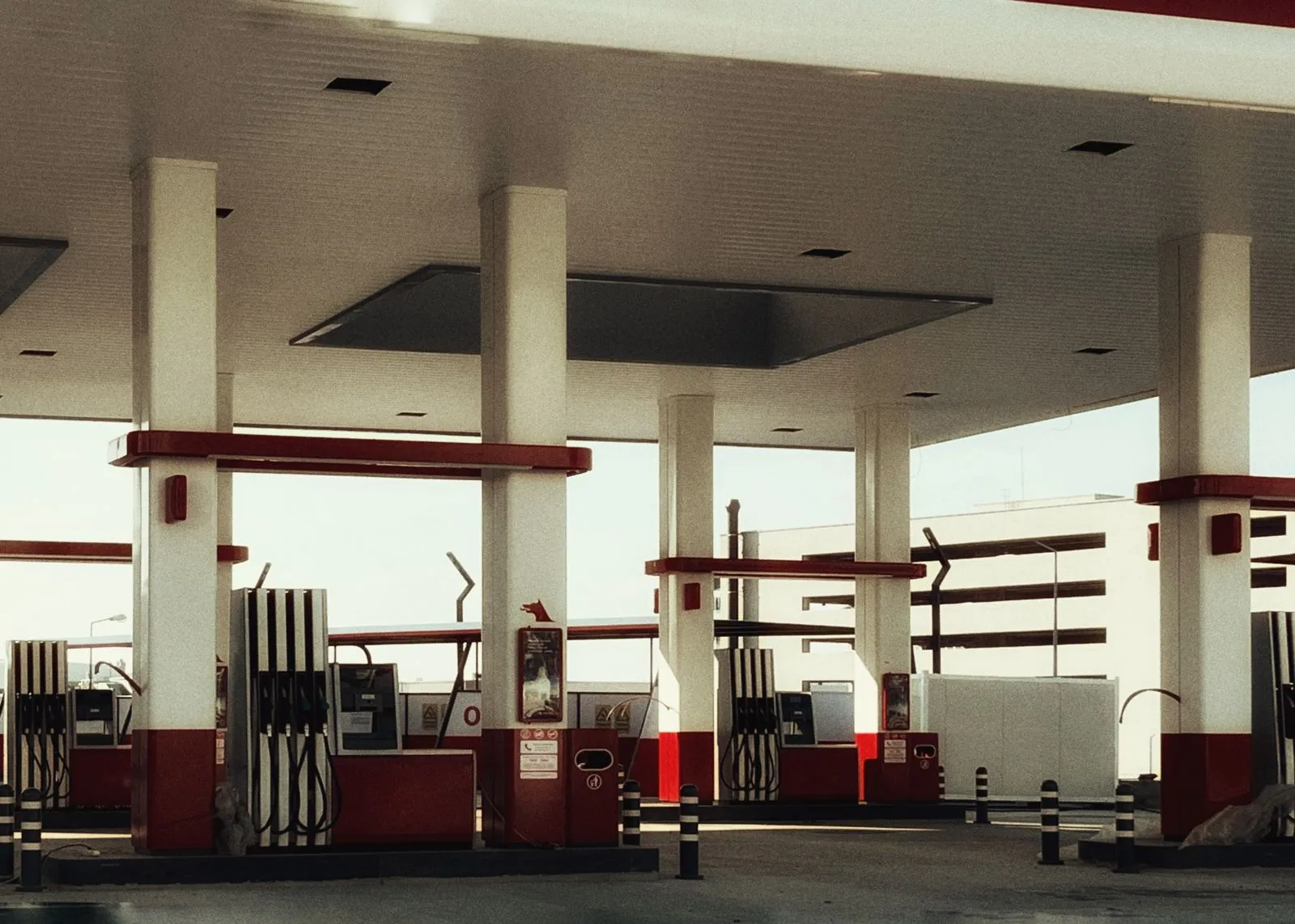 Surtidores de combustible de una estación de servicio urbana.