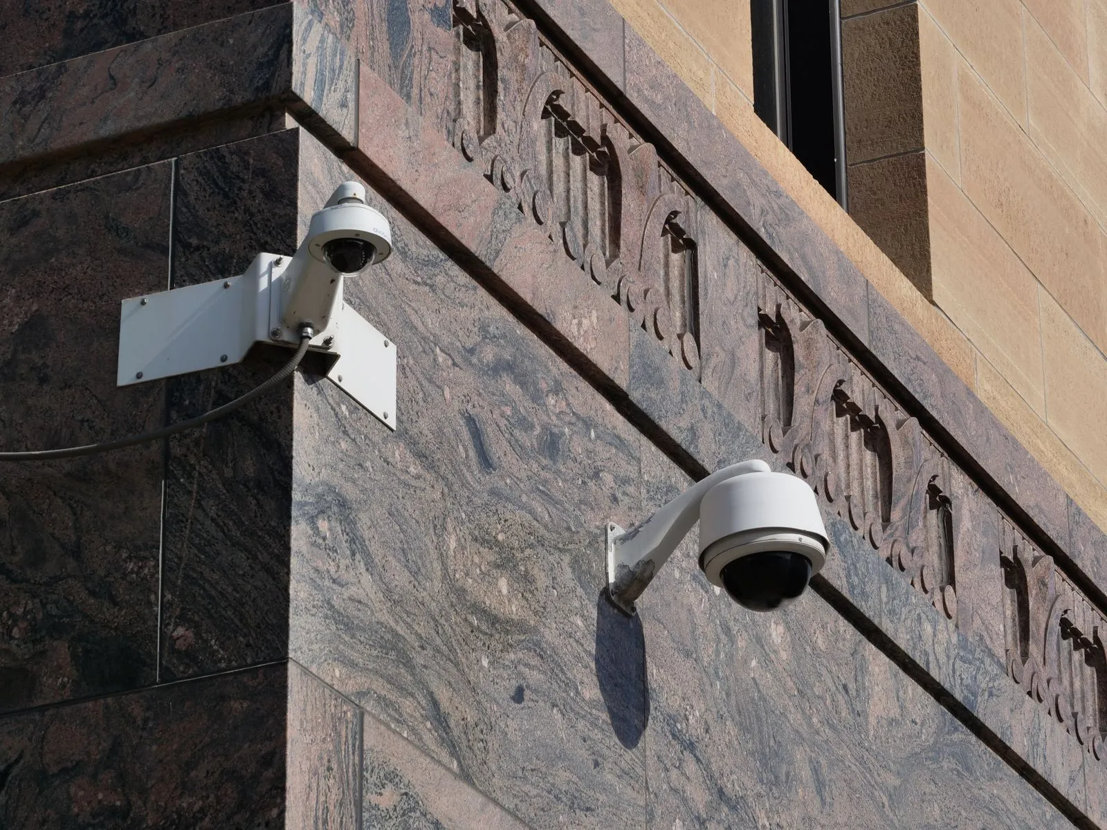 Cámaras de videovigilancia instaladas en una fachada urbana.
