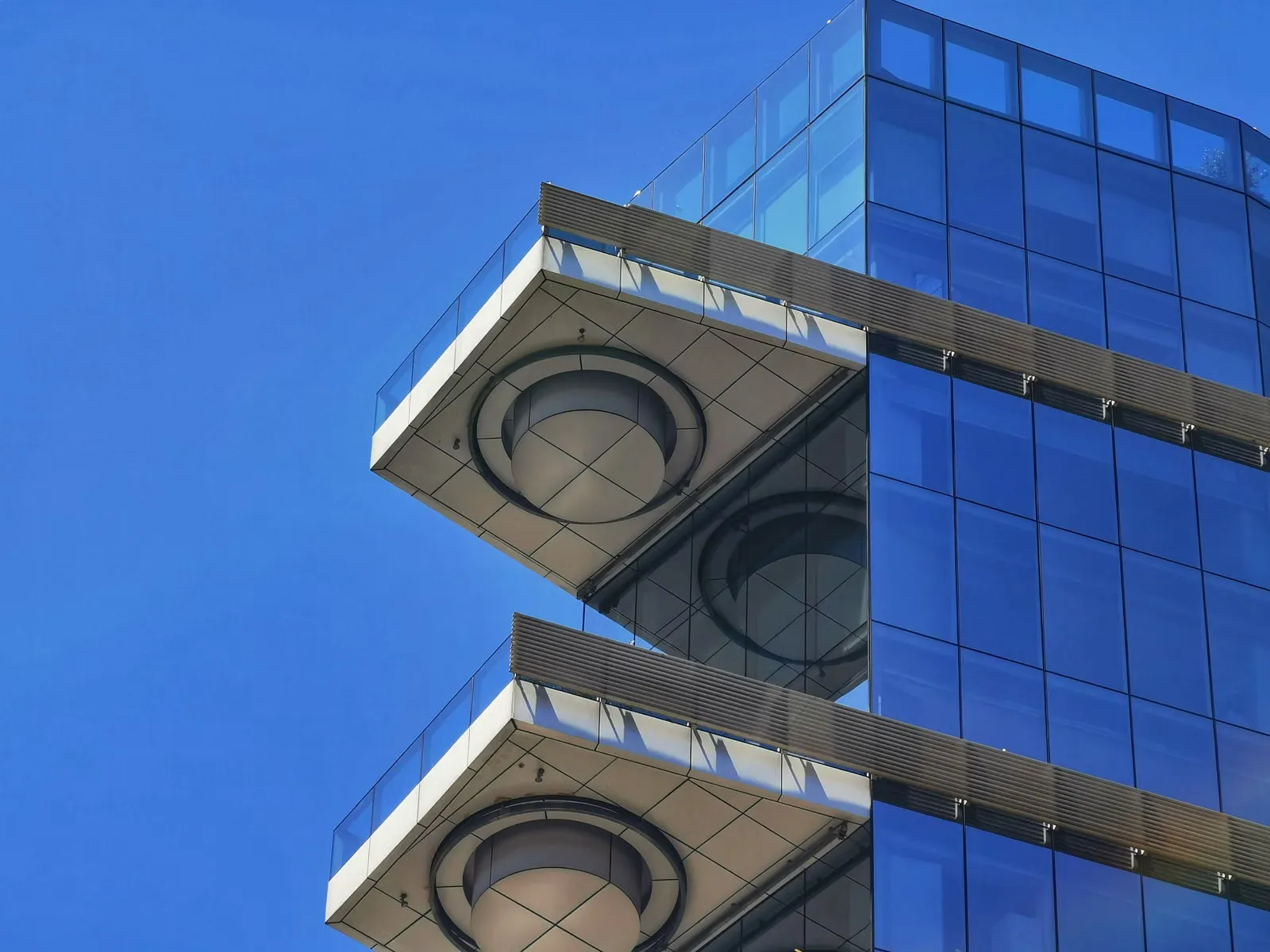 Fachada de un edificio moderno en Santiago de Chile.