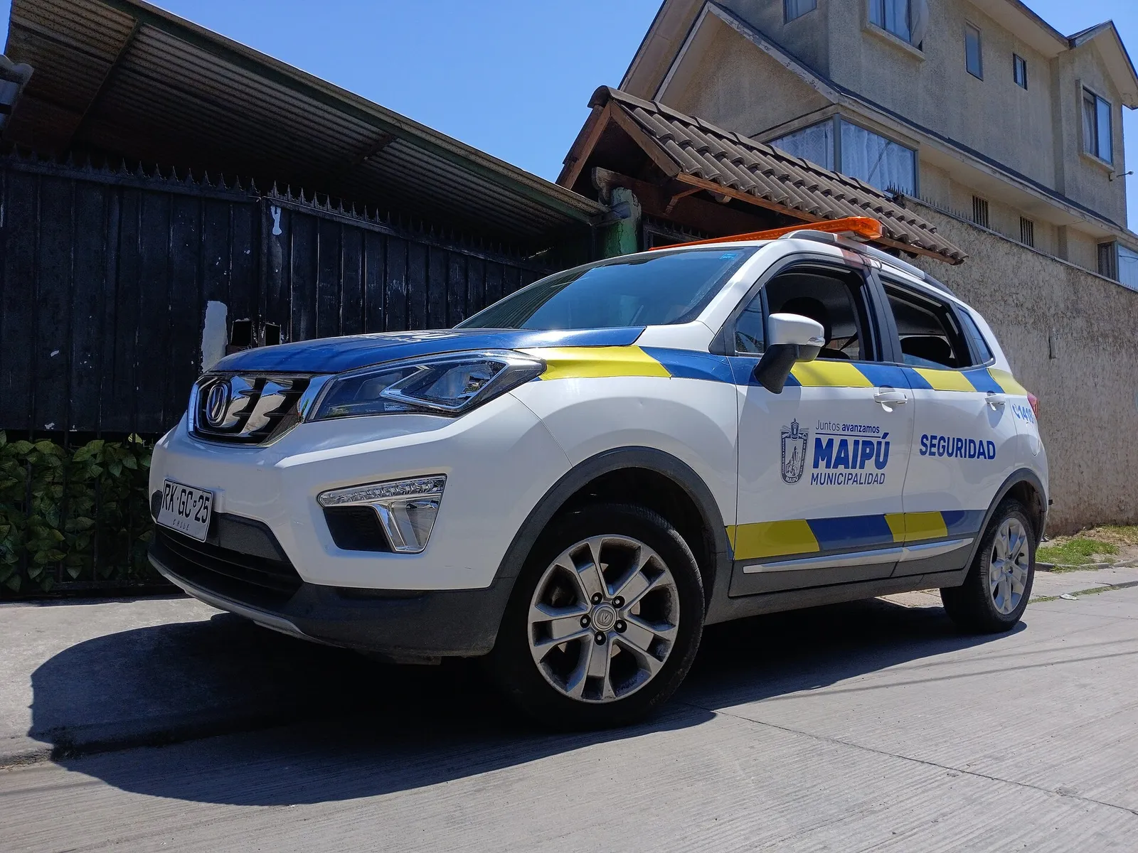 Camioneta blanca de seguridad municipal de Maipú, con franjas azules y amarillas, estacionada en una calle de la villa Blest Gana.