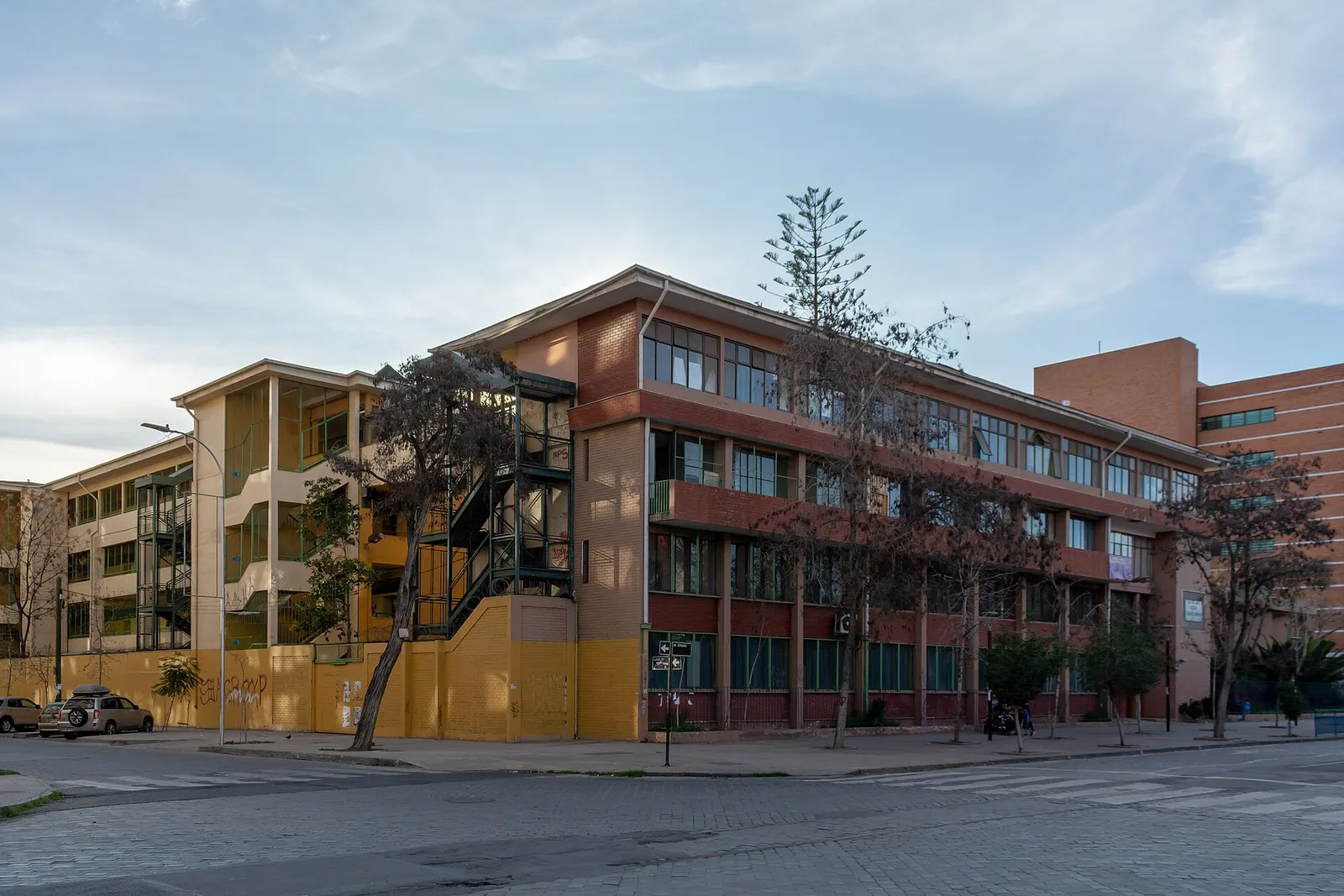 Edificio del Liceo Darío Salas, en Santiago, de cuatro pisos con escaleras exteriores, visto desde la esquina.
