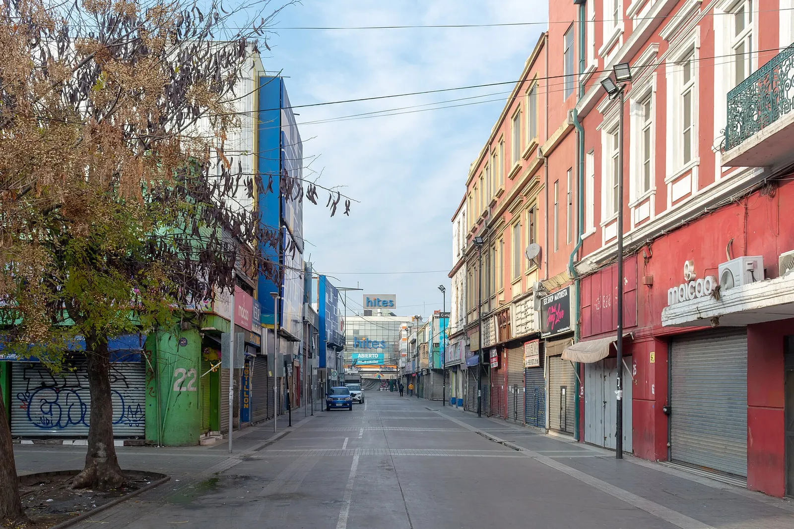 Calle Meiggs, en el barrio Meiggs de Santiago, con los locales comerciales cerrados.