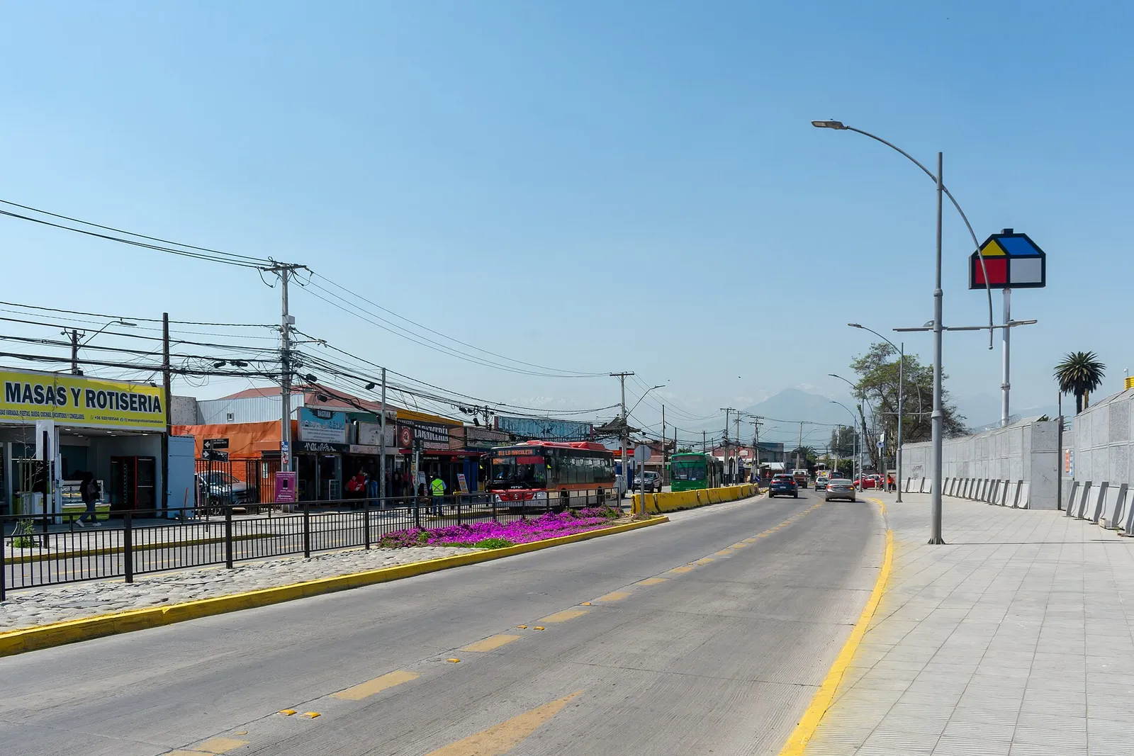 Avenida Manuel Antonio Matta, en Quilicura, Región Metropolitana: locales comerciales a la izquierda, buses al fondo y una vereda ancha.